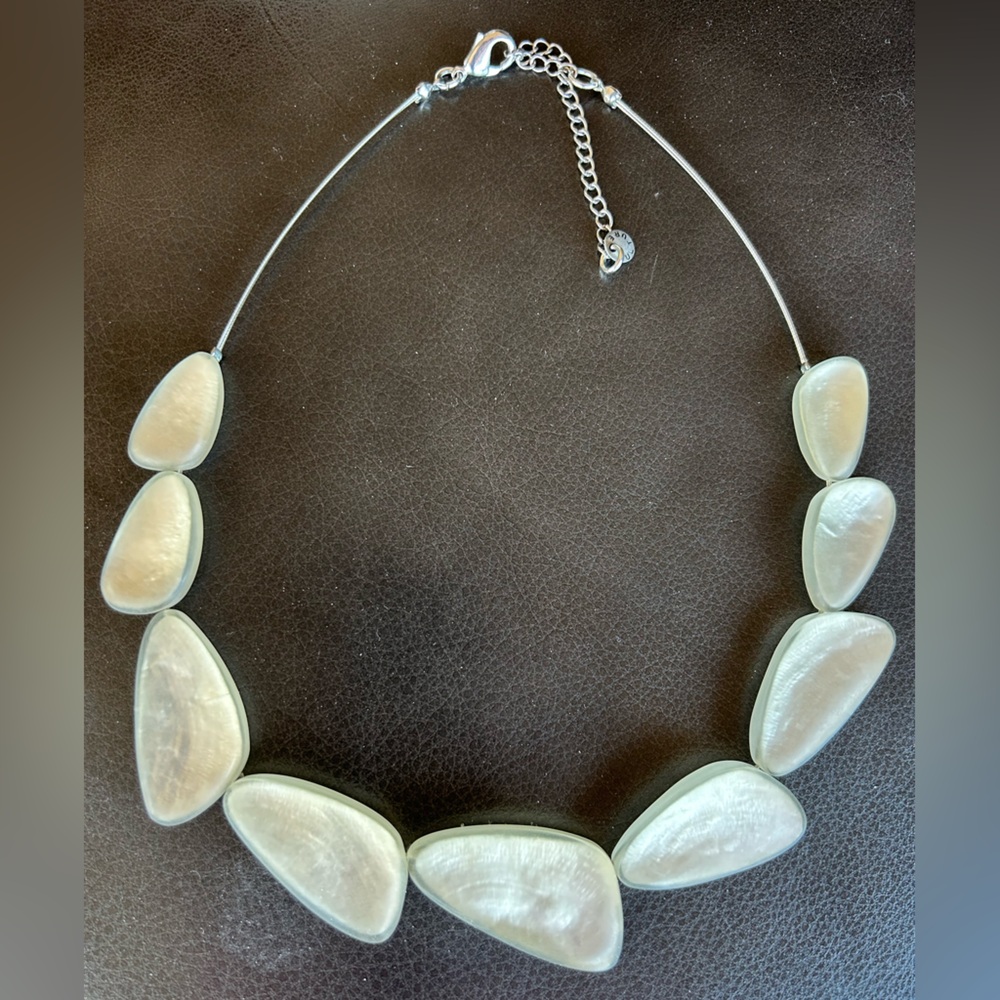Pretty necklace, white resin, adjustable